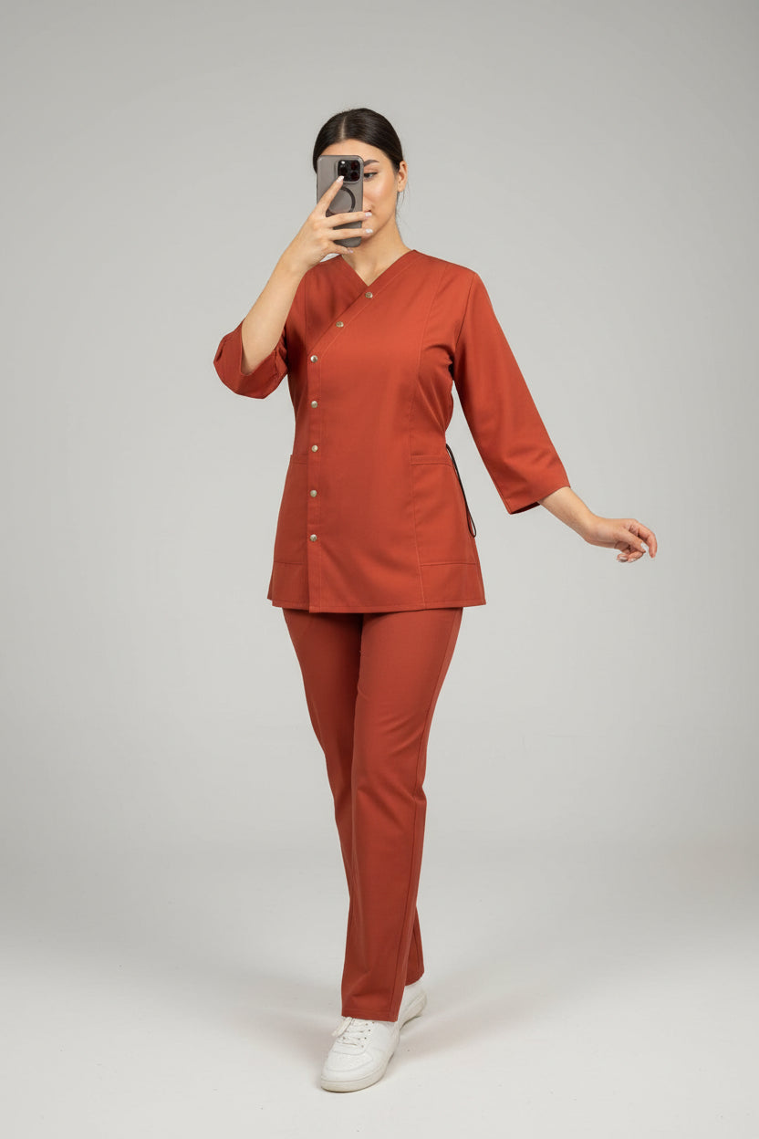 Tenue de bloc AURA croisé avec bouton pressé