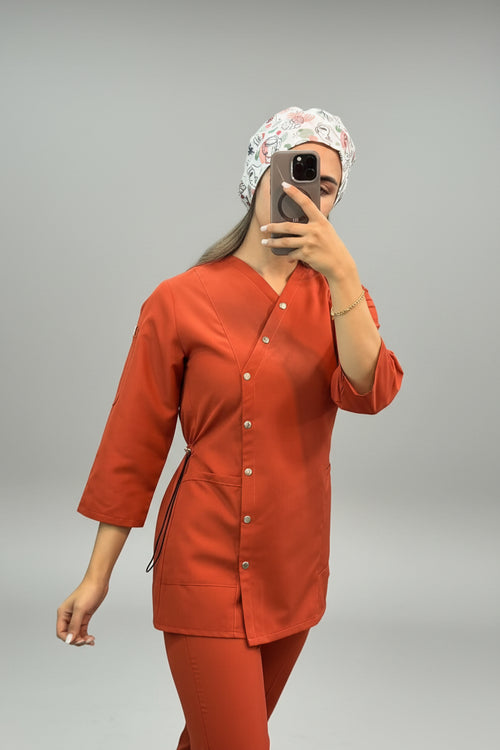 Tenue de bloc AURA croisé avec bouton pressé